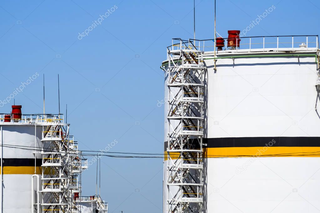 Tank the vertical steel. Capacities for storage of oil, gasoline, kerosene, the diesel and other liquids.