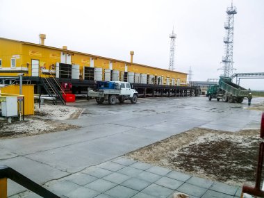 Sarı bina - petrol pompa istasyonu Petrol pompalama için. Petrol sahası İmkanları.