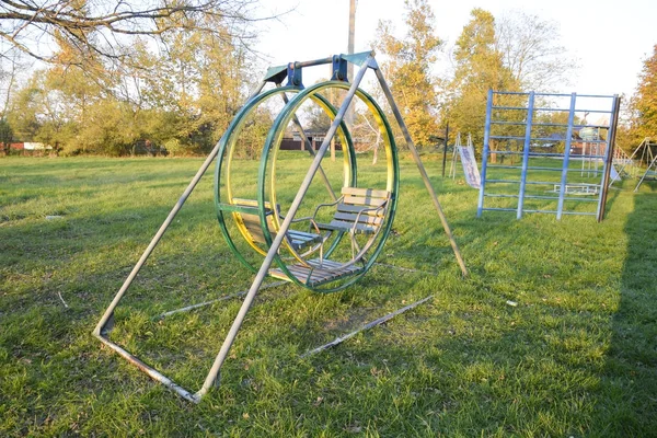 Swing Sul Parco Giochi Parco Giochi Bambini Altalene Scivolo Scivolare — Foto Stock