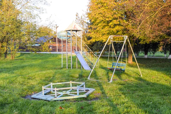 Giostra Oscillazione Scivolo Parco Giochi Bambini Altalene Scivolo Scivolare — Foto Stock