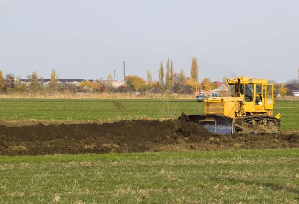 Žlutý Traktor Připojenou Grederom Dělá Vyrovnání Terénu Práce Systému Odvodnění — Stock fotografie