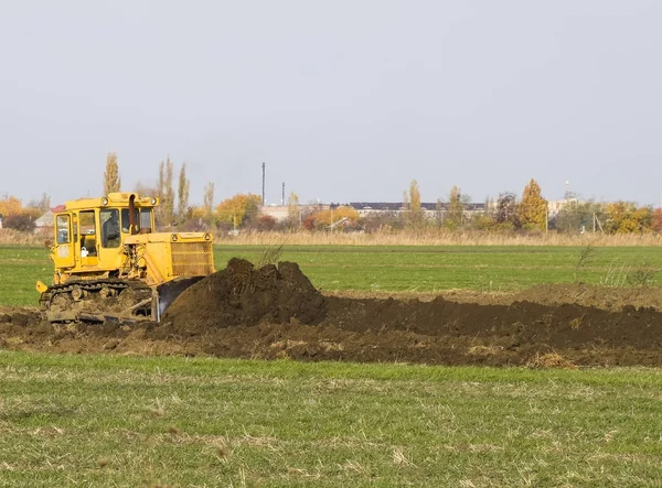 Желтый Трактор Прикрепленным Гридером Делает Выравнивание Почвы Работа Над Дренажной — стоковое фото