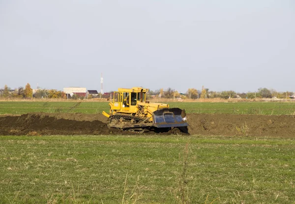Желтый Трактор Прикрепленным Гридером Делает Выравнивание Почвы Работа Над Дренажной — стоковое фото