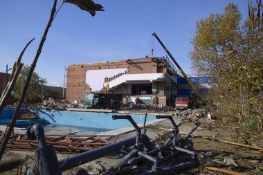 Bina onarım, Montaj cihazları-Kırıcı eski iş öğeleri. İniş bir vinç yardımıyla işlem kaldırma.