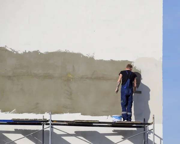スラビャンカ Kubani ロシア連邦 2016 建設左官漆喰商業ビルの壁 足場を作業します — ストック写真