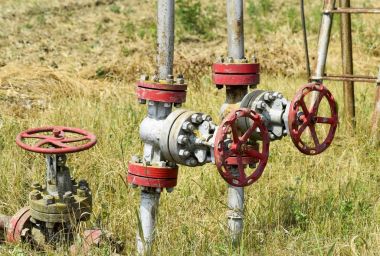Manuel kapatma üzerinde vana petrol kuyusu. Petrol kuyusu geçen ekipman