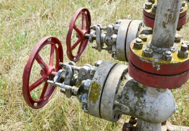 Manuel kapatma üzerinde vana petrol kuyusu. Petrol kuyusu geçen ekipman