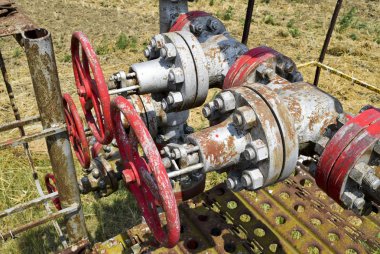 Manuel kapatma üzerinde vana petrol kuyusu. Petrol kuyusu geçen ekipman