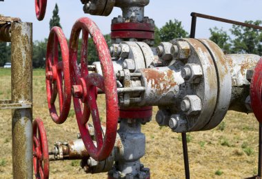 Manuel kapatma üzerinde vana petrol kuyusu. Petrol kuyusu geçen ekipman