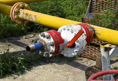 Manuel kapatma üzerinde vana petrol kuyusu. Petrol kuyusu geçen ekipman