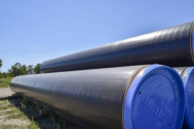 Krasnodar, Rusya - 1 Ağustos 2015: Gaz boru hattı, boru montaj önce. Bir ambar önce onların tesisat boru.