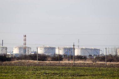 Rafineri. Rezervuarlar rafineri ürünleri depolama için. Düzeltme sütunlar.