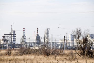 Damıtma sütunları, borular ve diğer ekipman fırınları rafineri. Petrol rafinerisi. Birincil Petrol arıtma için donatım.