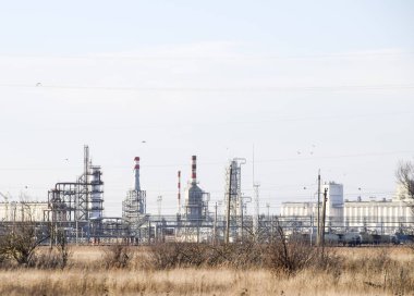 Damıtma sütunları, borular ve diğer ekipman fırınları rafineri.