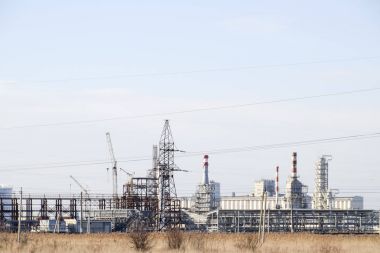 Damıtma sütunları, borular ve diğer ekipman fırınları rafineri. Petrol rafinerisi. Birincil Petrol arıtma için donatım.