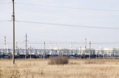 Damıtma sütunları, borular ve diğer ekipman fırınları rafineri. Petrol rafinerisi. Birincil Petrol arıtma için donatım.