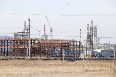 Damıtma sütunları, borular ve diğer ekipman fırınları rafineri. Petrol rafinerisi. Birincil Petrol arıtma için donatım.