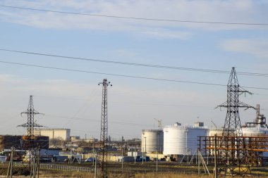 Rafineri. Rezervuarlar rafineri ürünleri depolama için. Düzeltme sütunlar. Damıtma sütunları, borular ve diğer ekipman fırınları rafineri. Petrol rafinerisi. Birincil Petrol arıtma için donatım.