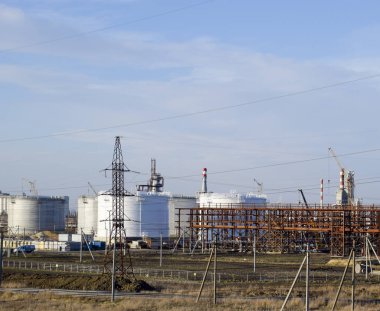 Rafineri. Rezervuarlar rafineri ürünleri depolama için. Düzeltme sütunlar. Damıtma sütunları, borular ve diğer ekipman fırınları rafineri. Petrol rafinerisi. Birincil Petrol arıtma için donatım.