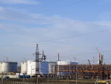 Dikey çelik tank. Yağ, benzin, gazyağı, dizel motor ve diğer sıvı depolama kapasiteleri. Damıtma sütunları, borular ve diğer ekipman fırınları rafineri. Petrol rafinerisi. Birincil petrol arıtma için donatım.