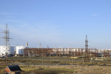 Damıtma sütunları, borular ve diğer ekipman fırınları rafineri. Petrol rafinerisi. Birincil Petrol arıtma için donatım.