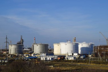 Rafineri. Rezervuarlar rafineri ürünleri depolama için. Düzeltme sütunlar. Damıtma sütunları, borular ve diğer ekipman fırınları rafineri. Petrol rafinerisi. Birincil Petrol arıtma için donatım.