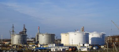 Dikey çelik tank. Yağ, benzin, gazyağı, dizel motor ve diğer sıvı depolama kapasiteleri. Damıtma sütunları, borular ve diğer ekipman fırınları rafineri. Petrol rafinerisi. Birincil petrol arıtma için donatım.