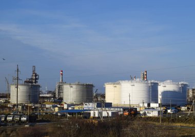 Rafineri. Rezervuarlar rafineri ürünleri depolama için. Düzeltme sütunlar. Damıtma sütunları, borular ve diğer ekipman fırınları rafineri. Petrol rafinerisi. Birincil Petrol arıtma için donatım.