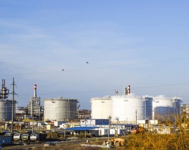 Dikey çelik tank. Yağ, benzin, gazyağı, dizel motor ve diğer sıvı depolama kapasiteleri. Damıtma sütunları, borular ve diğer ekipman fırınları rafineri. Petrol rafinerisi. Birincil petrol arıtma için donatım.