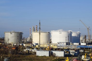 Rafineri. Rezervuarlar rafineri ürünleri depolama için. Düzeltme sütunlar. Damıtma sütunları, borular ve diğer ekipman fırınları rafineri. Petrol rafinerisi. Birincil Petrol arıtma için donatım.