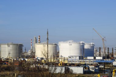 Rafineri. Rezervuarlar rafineri ürünleri depolama için. Düzeltme sütunlar. Damıtma sütunları, borular ve diğer ekipman fırınları rafineri. Petrol rafinerisi. Birincil Petrol arıtma için donatım.