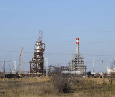 Yakıt petrol derin işleme sütun. Akaryakıt Isıtma için bir fırın. Yakıt petrol işleme. Petrol rafine. Damıtma sütunları, borular ve diğer ekipman fırınları rafineri. Petrol rafinerisi. Birincil petrol arıtma için donatım.