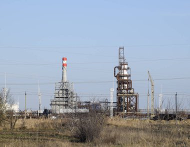 Yakıt petrol derin işleme sütun. Akaryakıt Isıtma için bir fırın. Yakıt petrol işleme. Petrol rafine. Damıtma sütunları, borular ve diğer ekipman fırınları rafineri. Petrol rafinerisi. Birincil petrol arıtma için donatım.