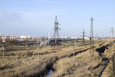 Damıtma sütunları, borular ve diğer ekipman fırınları rafineri. Petrol rafinerisi. Birincil Petrol arıtma için donatım.