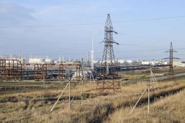 Damıtma sütunları, borular ve diğer ekipman fırınları rafineri. Petrol rafinerisi. Birincil Petrol arıtma için donatım.