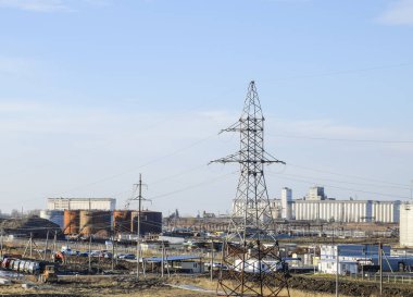 Damıtma sütunları, borular ve diğer ekipman fırınları rafineri. Petrol rafinerisi. Birincil Petrol arıtma için donatım.