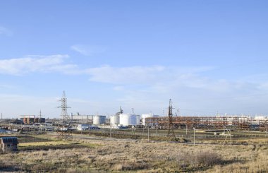 Damıtma sütunları, borular ve diğer ekipman fırınları rafineri. Petrol rafinerisi. Birincil Petrol arıtma için donatım.