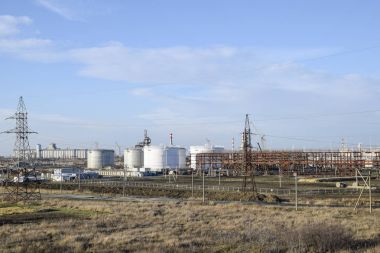 Damıtma sütunları, borular ve diğer ekipman fırınları rafineri. Petrol rafinerisi. Birincil Petrol arıtma için donatım.