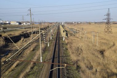 Arsa demiryolu. Üstten Görünüm raylar üzerinde. Yüksek voltajlı elektrik hatları için elektrikli trenler.