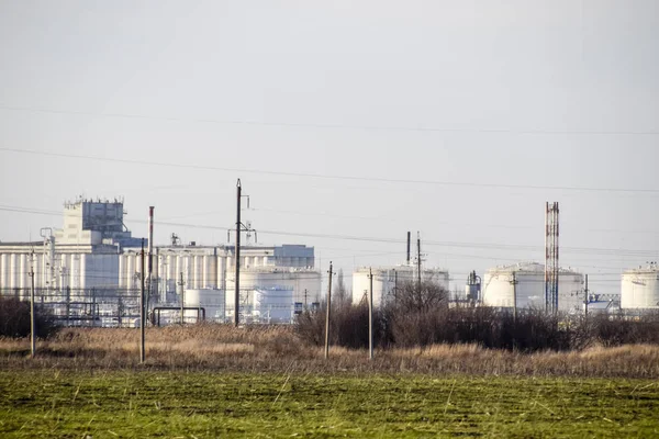 Rafineri. Rezervuarlar rafineri ürünleri depolama için. Düzeltme sütunlar.
