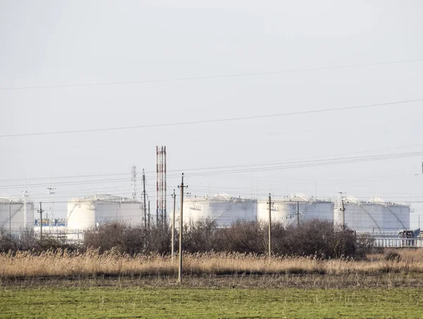 Rafineri. Rezervuarlar rafineri ürünleri depolama için. Düzeltme sütunlar.