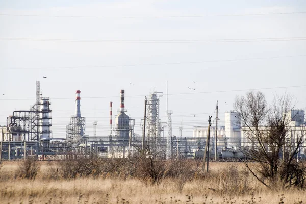 Damıtma sütunları, borular ve diğer ekipman fırınları rafineri. Petrol rafinerisi. Birincil Petrol arıtma için donatım.