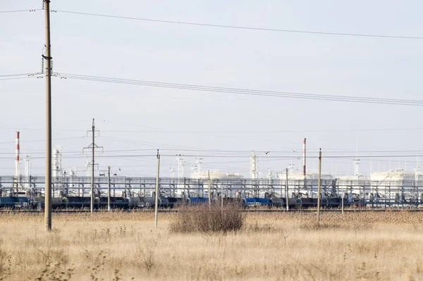 Damıtma sütunları, borular ve diğer ekipman fırınları rafineri. Petrol rafinerisi. Birincil Petrol arıtma için donatım.