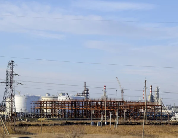 Damıtma sütunları, borular ve diğer ekipman fırınları rafineri. Petrol rafinerisi. Birincil Petrol arıtma için donatım.