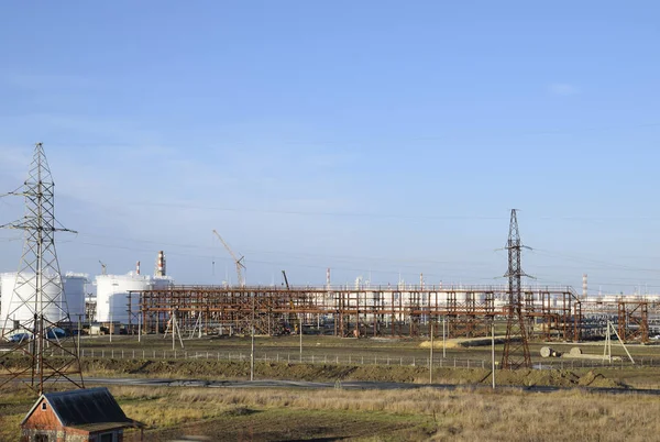 Damıtma sütunları, borular ve diğer ekipman fırınları rafineri. Petrol rafinerisi. Birincil Petrol arıtma için donatım.