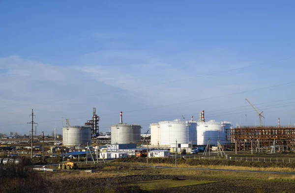 Dikey çelik tank. Yağ, benzin, gazyağı, dizel motor ve diğer sıvı depolama kapasiteleri. Damıtma sütunları, borular ve diğer ekipman fırınları rafineri. Petrol rafinerisi. Birincil petrol arıtma için donatım.