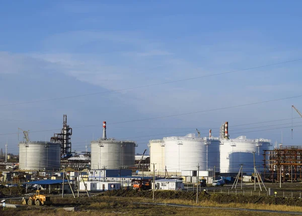 Заправь Вертикальную Сталь Мощности Хранения Нефти Бензина Керосина Дизельного Топлива — стоковое фото