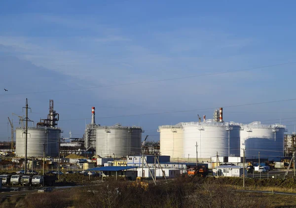 Rafineri. Rezervuarlar rafineri ürünleri depolama için. Düzeltme sütunlar. Damıtma sütunları, borular ve diğer ekipman fırınları rafineri. Petrol rafinerisi. Birincil Petrol arıtma için donatım.