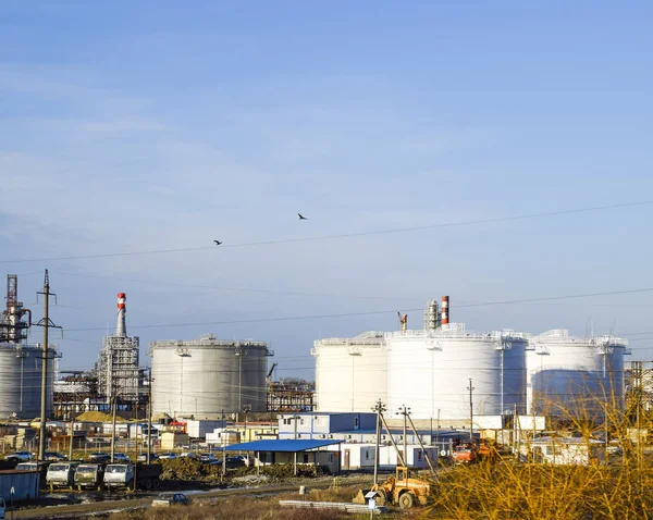 Dikey çelik tank. Yağ, benzin, gazyağı, dizel motor ve diğer sıvı depolama kapasiteleri. Damıtma sütunları, borular ve diğer ekipman fırınları rafineri. Petrol rafinerisi. Birincil petrol arıtma için donatım.