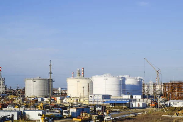 Dikey çelik tank. Yağ, benzin, gazyağı, dizel motor ve diğer sıvı depolama kapasiteleri. Damıtma sütunları, borular ve diğer ekipman fırınları rafineri. Petrol rafinerisi. Birincil petrol arıtma için donatım.